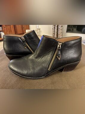 Vionic "Jolene" Black Leather Ankle Booties Zip-up Orthotic Comfort Office 9